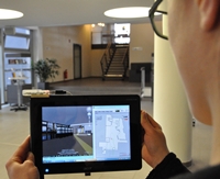 The virtual 3-D interior model of the building is displayed on the monitor. The location and the distance covered are marked in the map. © Fraunhofer IPA